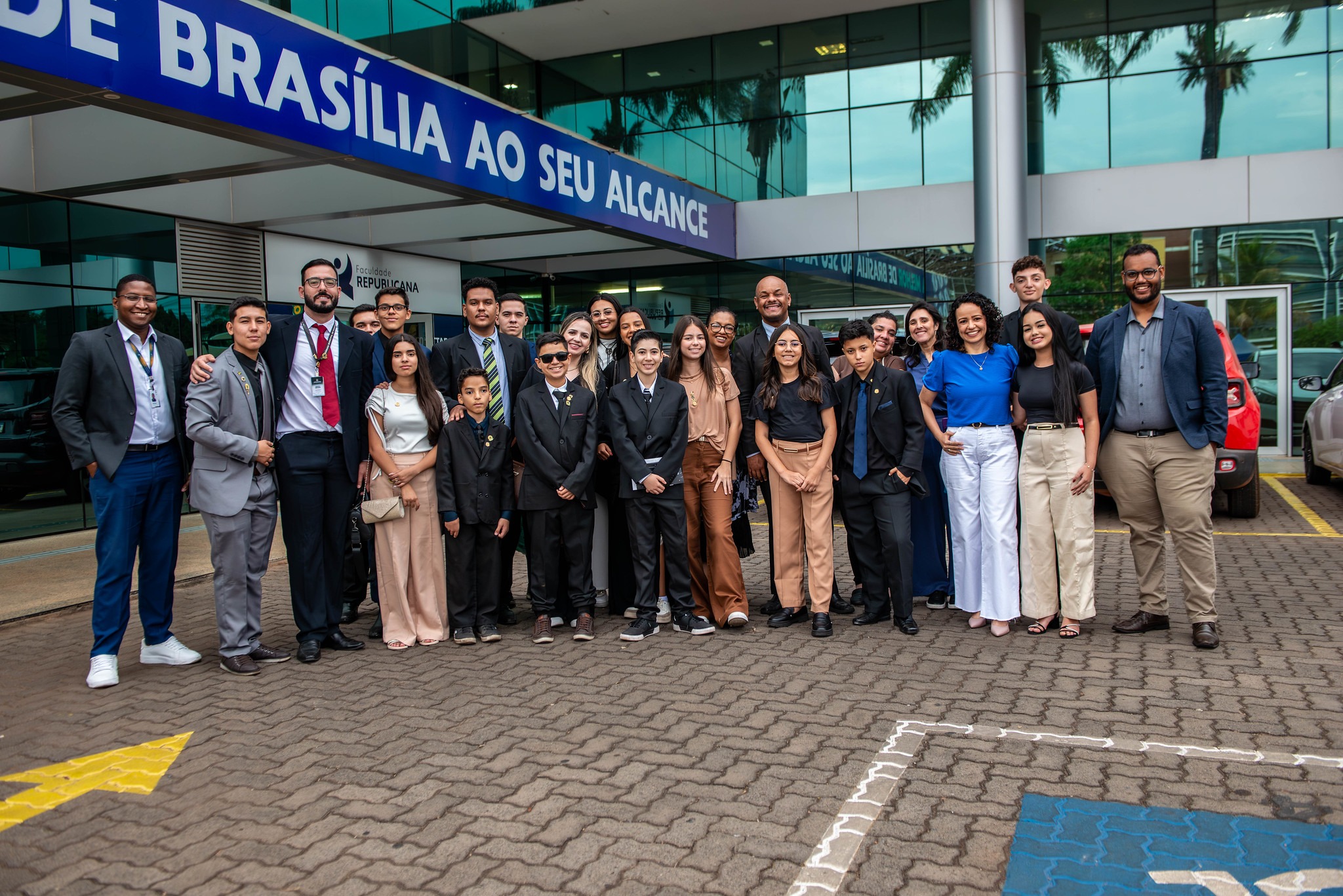 Câmara Jovem e Prefeito Mirim de Caçapava visitam o Complexo Republicano em Brasília